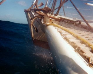 Der Rumpf kommt aus dem Wasser