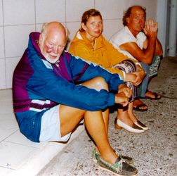 Leonhard, Vera und Karl warten bis der Regen aufh&ouml;hrt