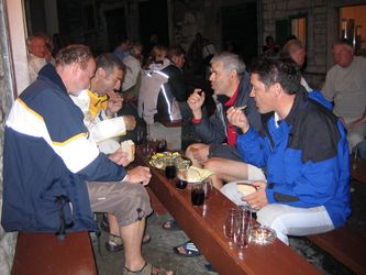 Stra&szlig;enheuriger